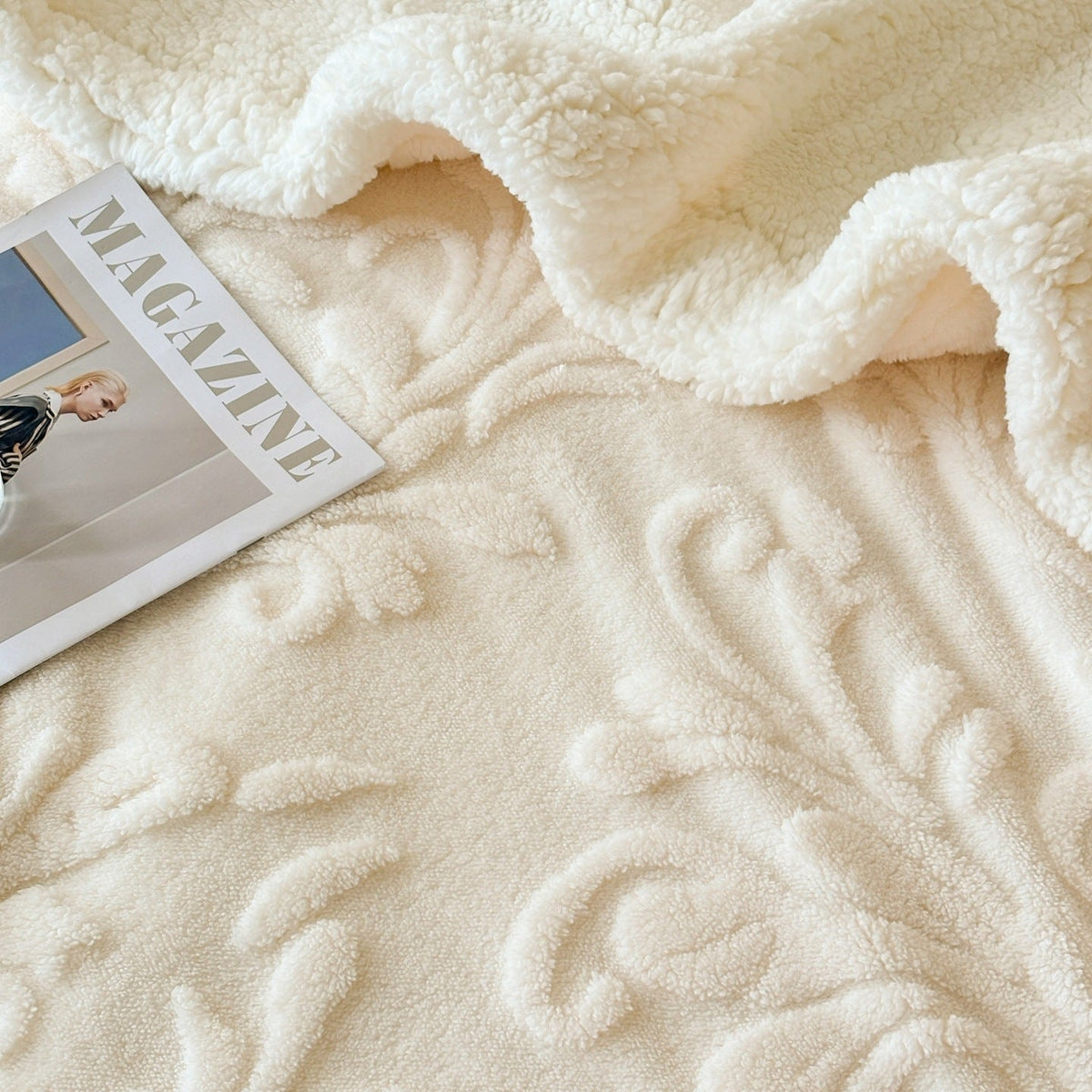 Plush Throw Blanket LoungeYard — product view 4