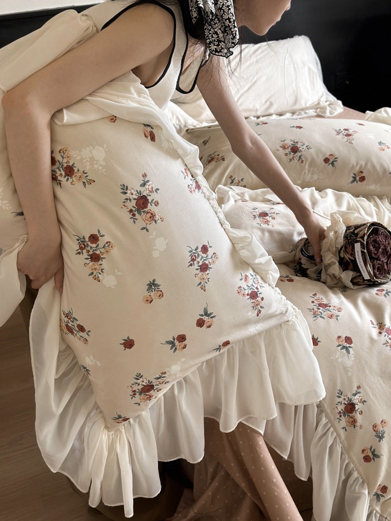 Bedding set with vintage rose print, ruffled hem and soft cotton percale — product view 2