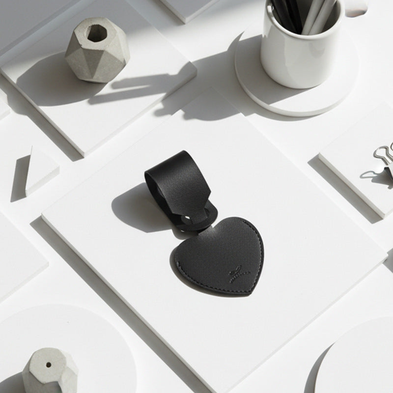 heart-shaped leather luggage tag with adjustable loop LoungeYard — product view 4