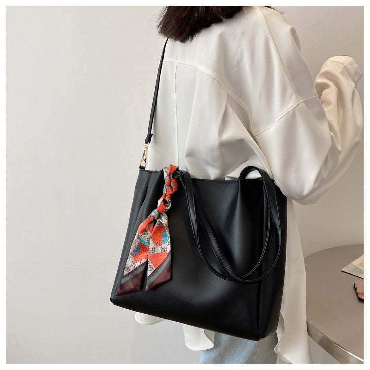 Modern Handbag with Adjustable Shoulder Strap LoungeYard — product view 6