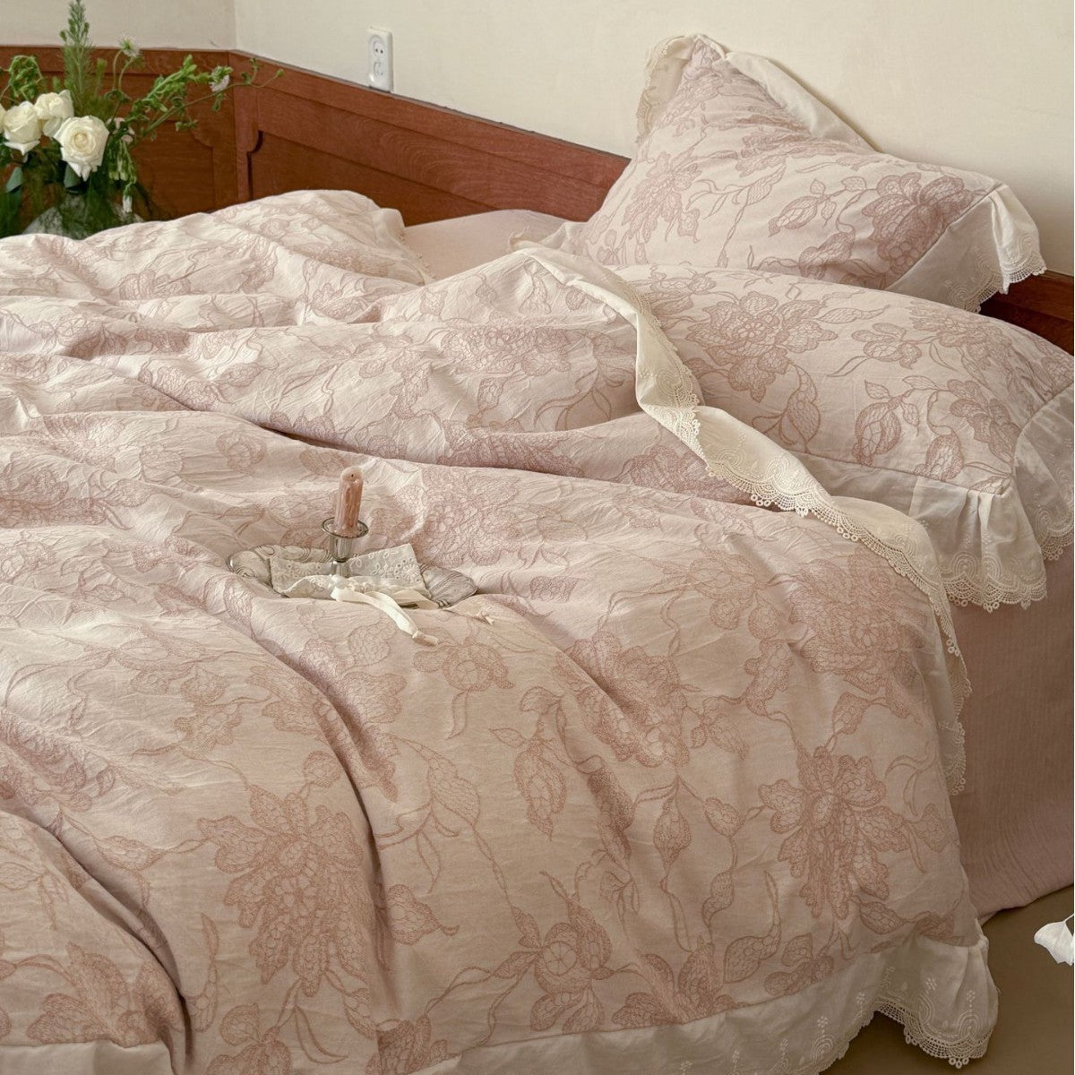 Luxurious jacquard bedding with lace trim and ruffle — product view 2