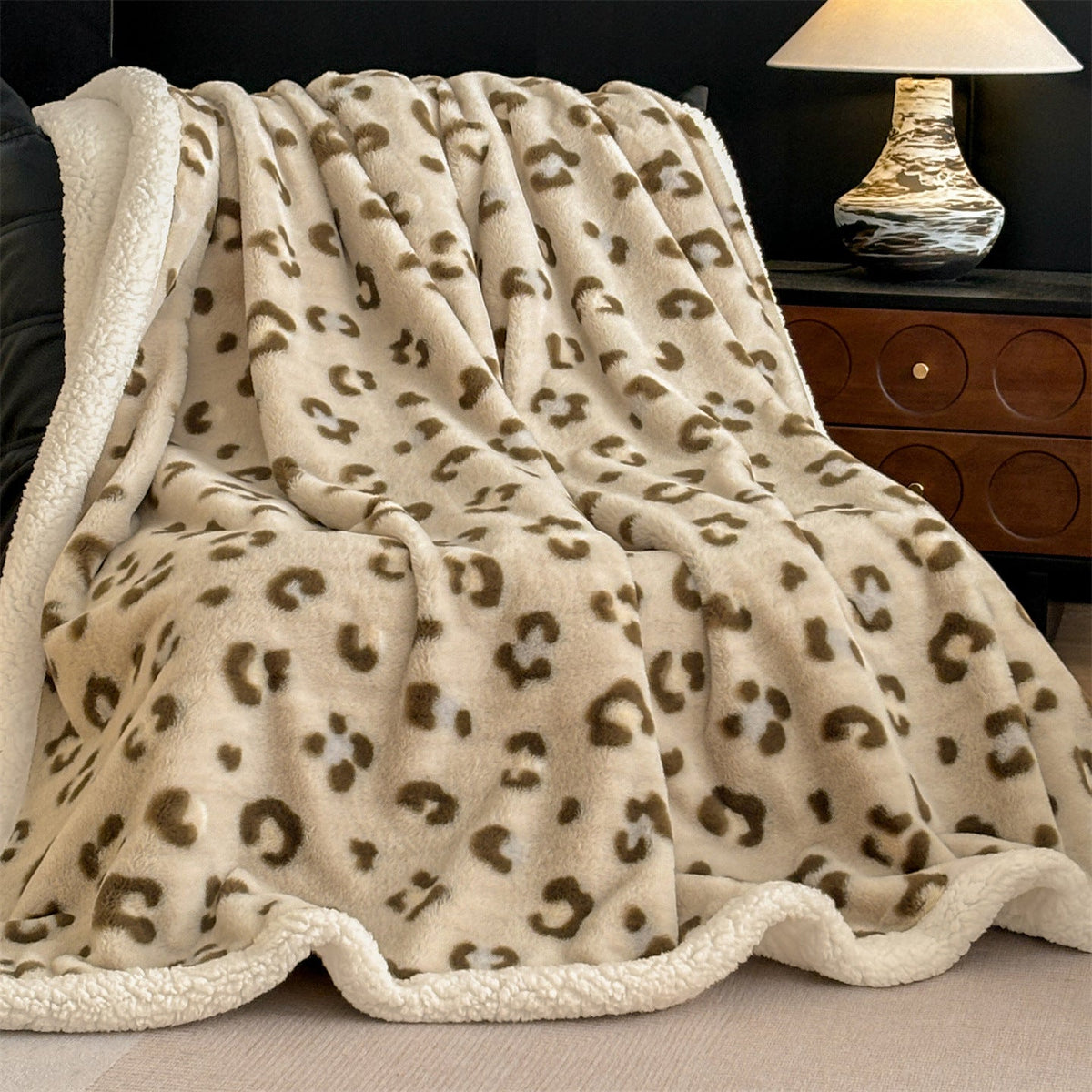 Women's Plush Leopard Print Throw Blanket — product view 1