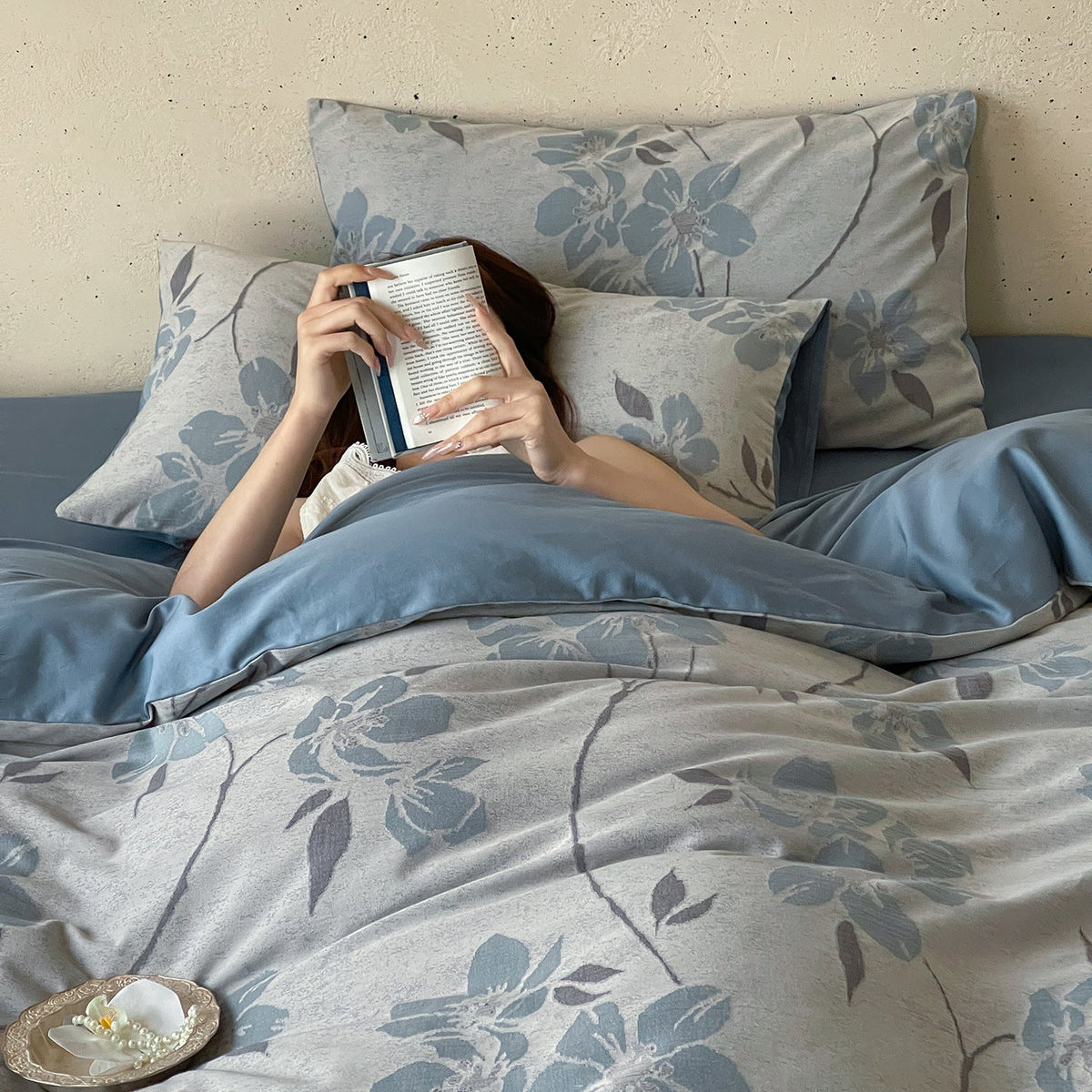 Bedding set made of cotton percale with large floral design and reversible cover — product view 3