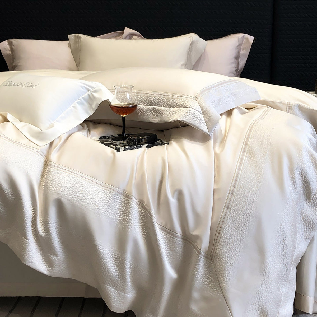 Premium cotton satin bedding set with structured matelassé border and hotel closure — product view 2