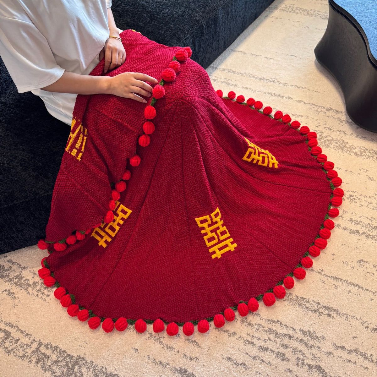 Cozy blanket with trendy pom-pom border LoungeYard — product view 2