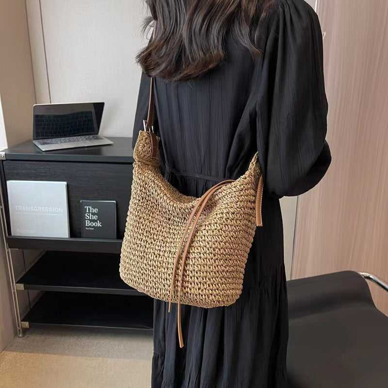 Cultivated raffia shoulder bag with leather accents LoungeYard — product view 2