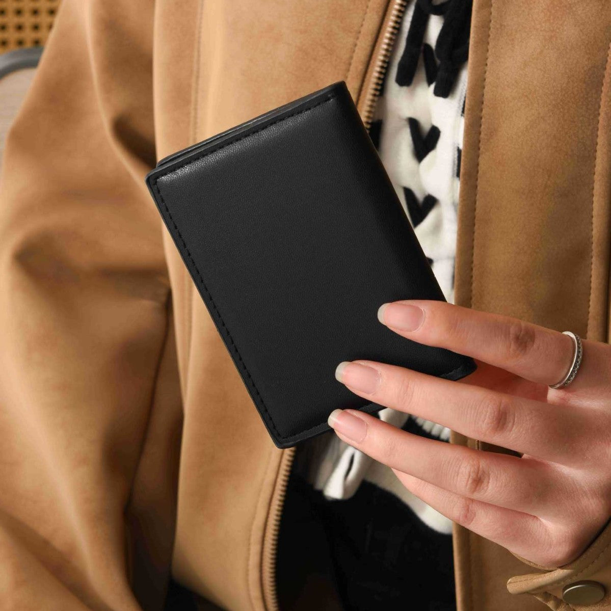 Minimalist Leather Card Holder LoungeYard — product view 1