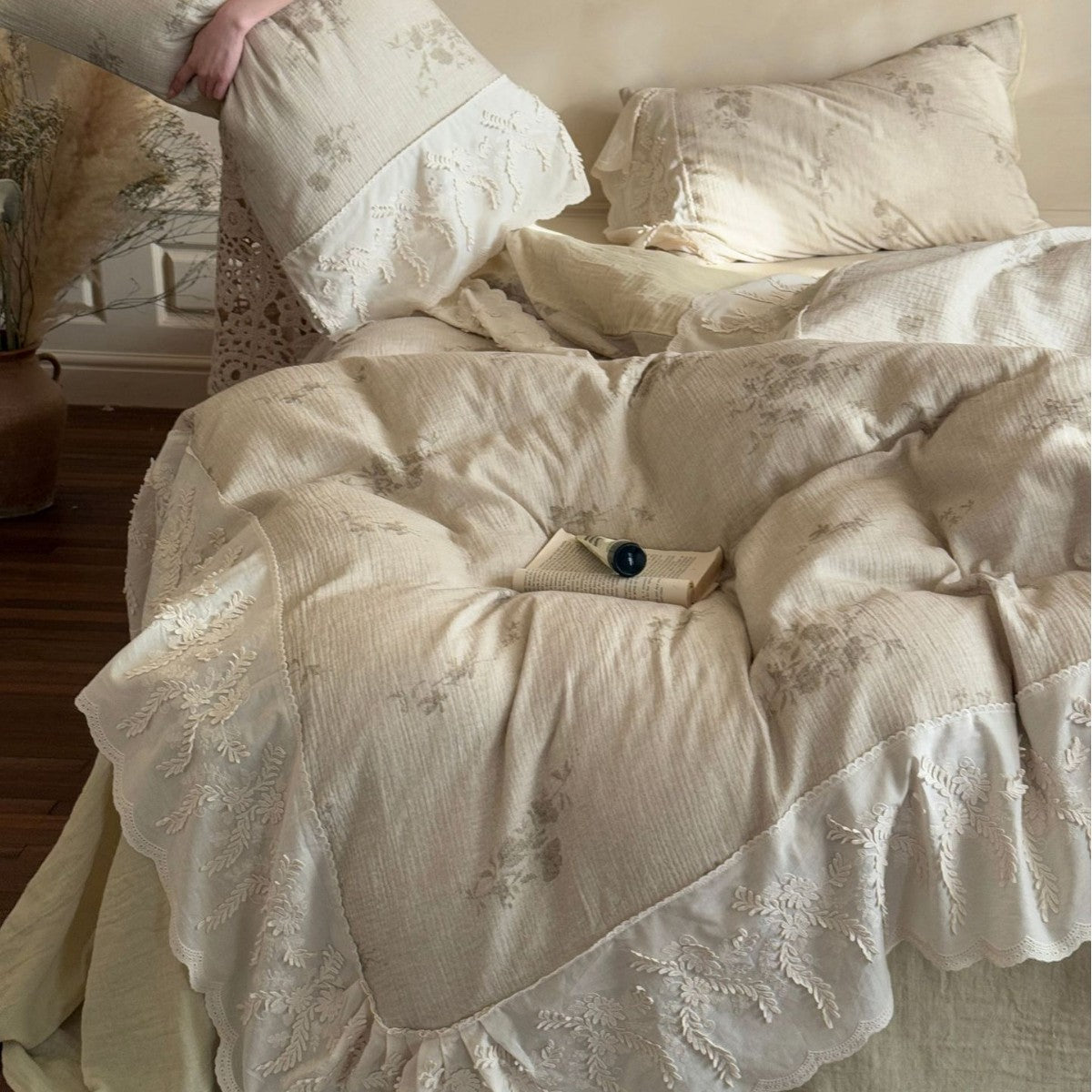 Romantic embroidered bedding set made of cotton-linen with lace frill — product view 2