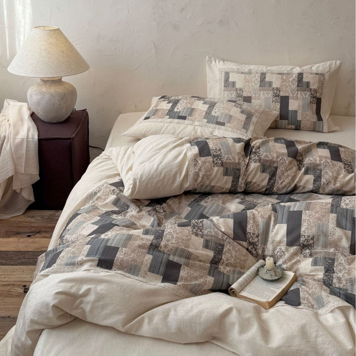 Modern patchwork bedding set in linen look with reversible design — product view 3