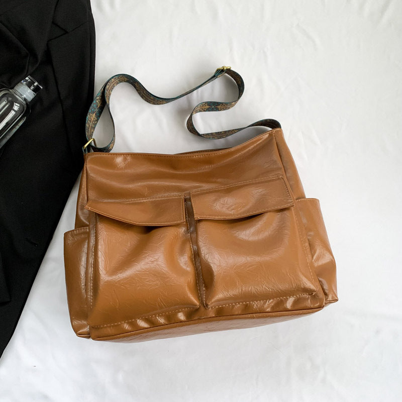Multifunctional Shoulder Bag With Innovative Compartment System LoungeYard — product view 6