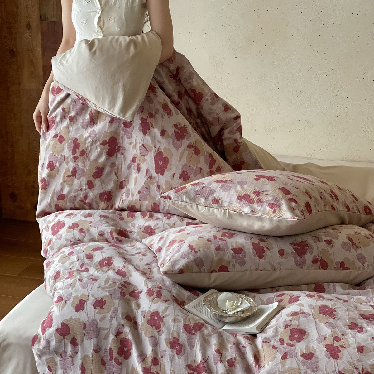 Bedding set with floral cotton percale and extra-soft finish — product view 2