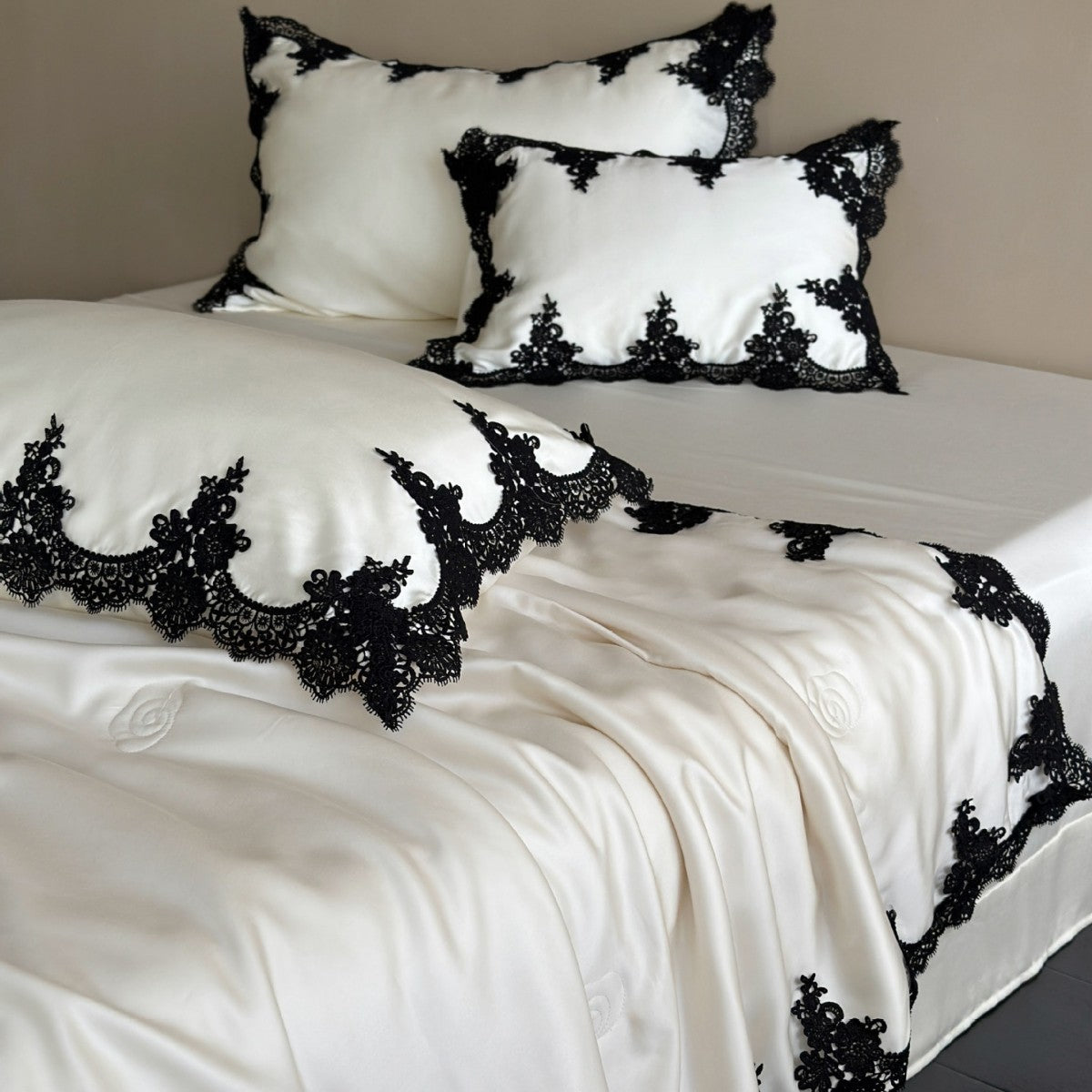 Elegant Satin Bedding Set — product view 4
