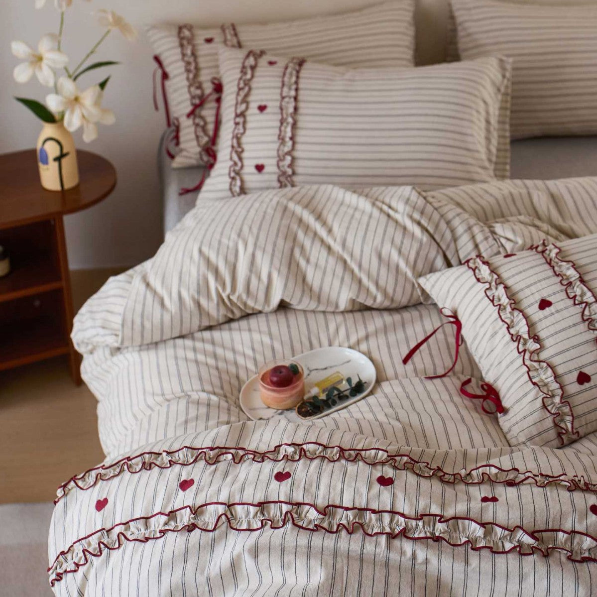 Striped bedding set with ruffles and heart applique — product view 1