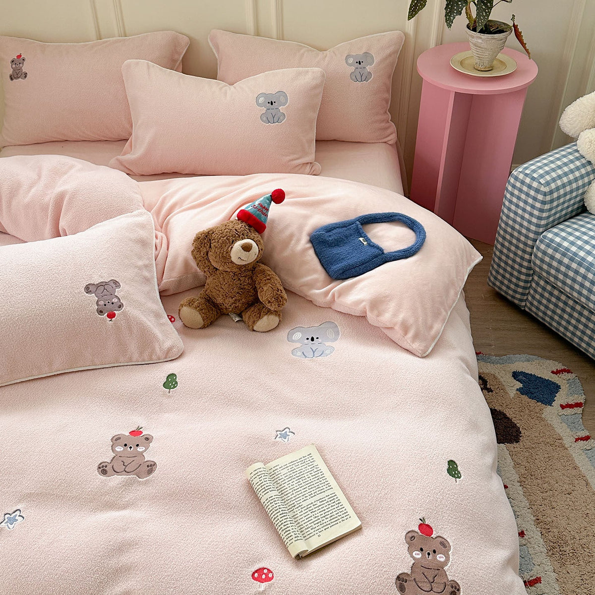 Children's bedding set made of microfiber fleece with embroidered animal motifs and extra soft texture — product view 4