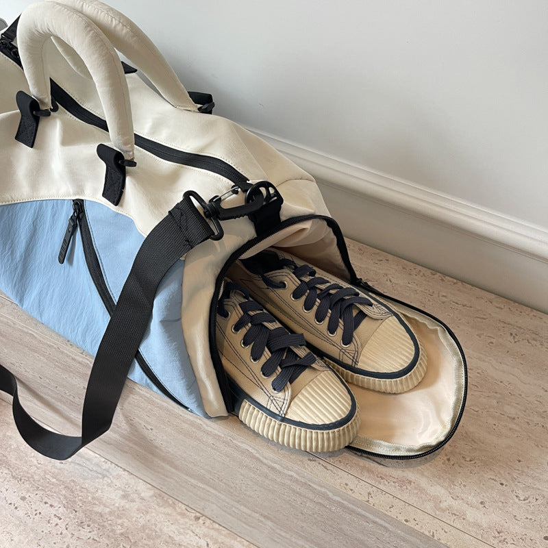 Sporty travel bag with various compartments and durable material LoungeYard — product view 4