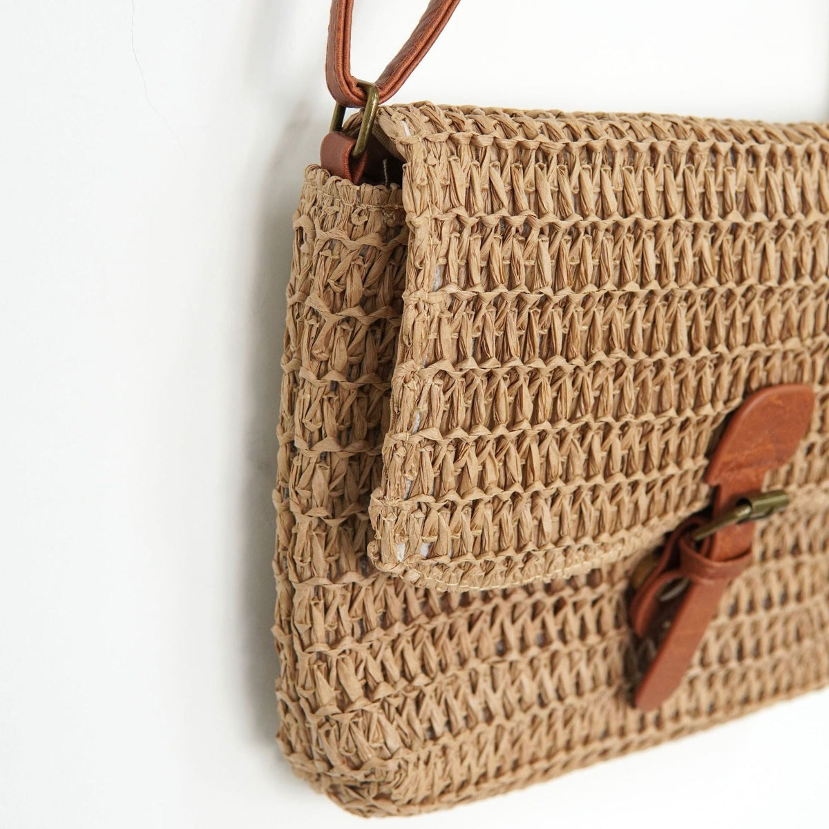 Shoulder bag made of woven natural material with adjustable leather shoulder strap LoungeYard — product view 3