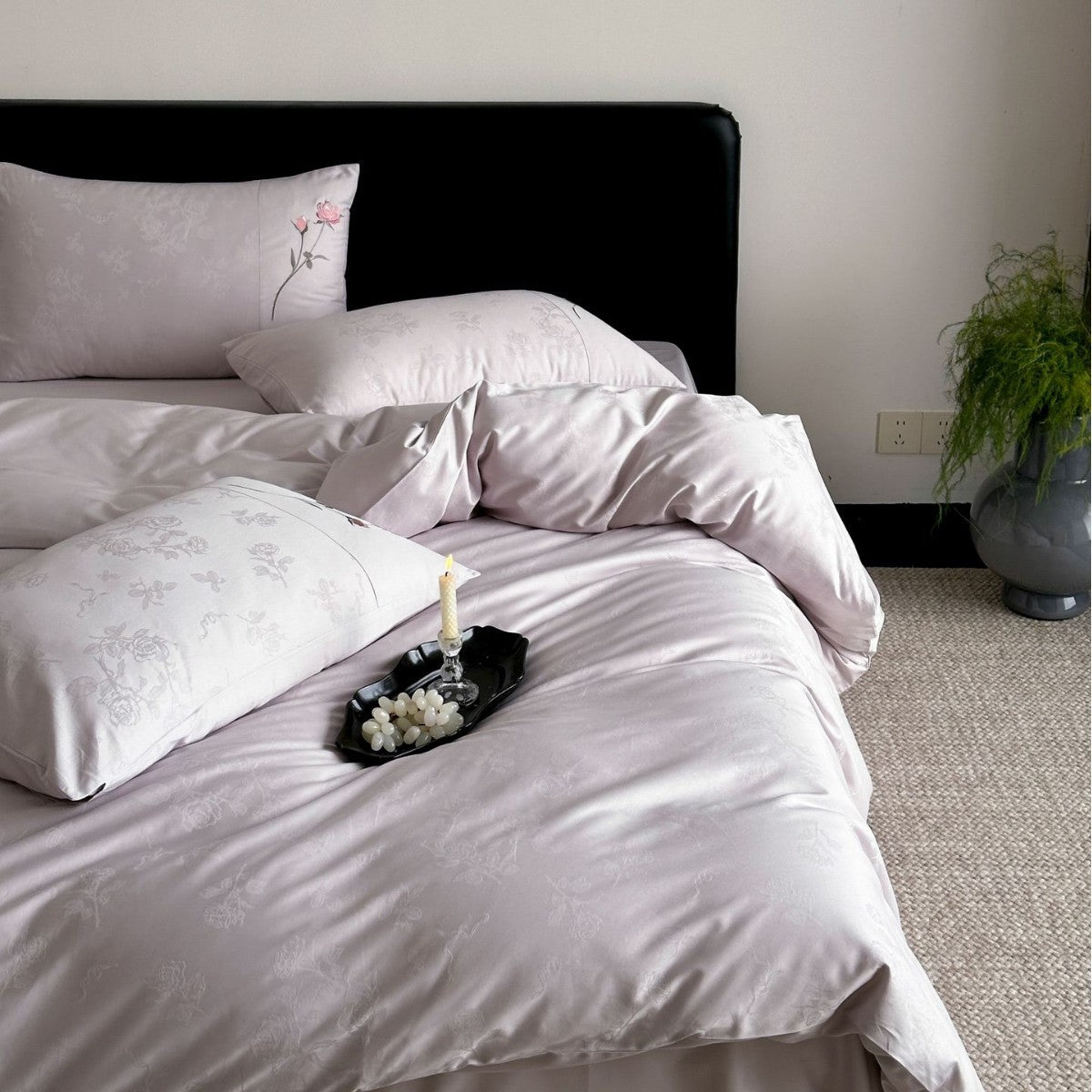 Premium-Jacquard-bed set with subtly embossed rose pattern and embroidered border — product view 2