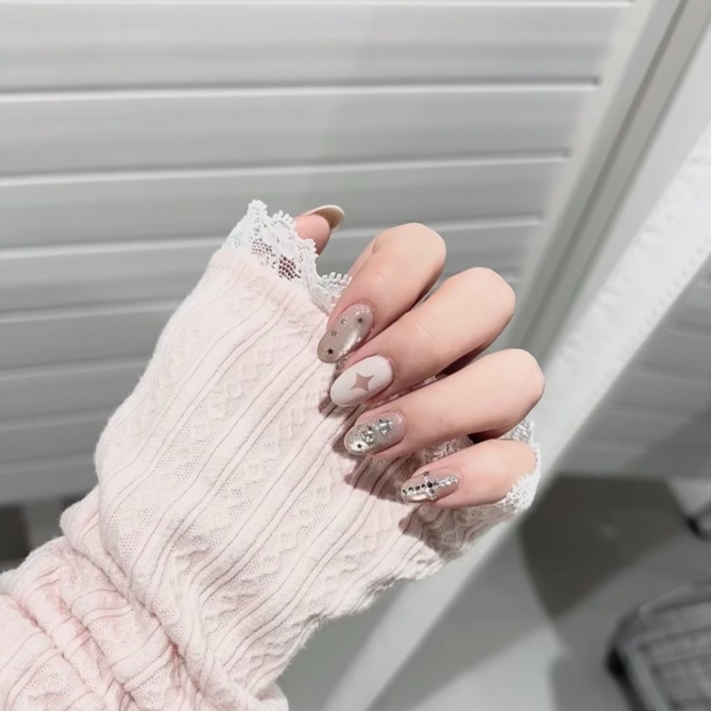 Artistic Press-On Nail Decor — product view 2