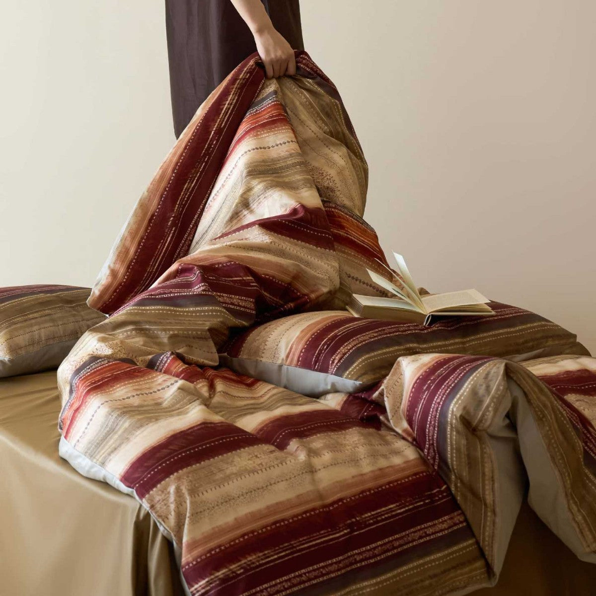 Luxurious bedding set made of jacquard satin with ruffles and floral pattern — product view 4