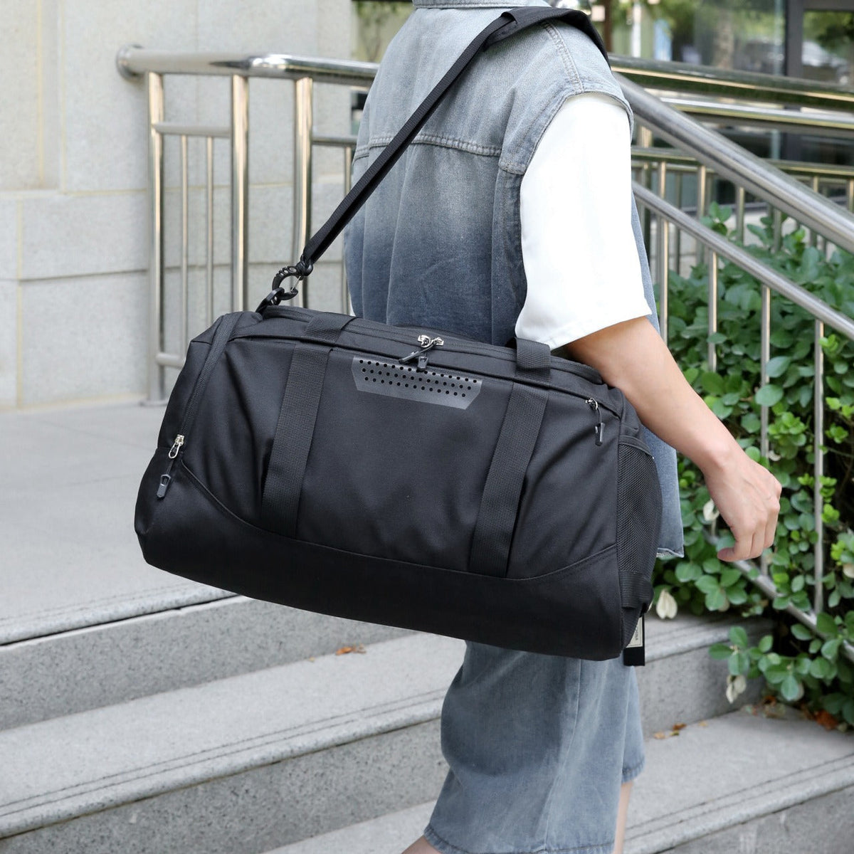 Sporty travel bag with insulating interior compartment LoungeYard — product view 3