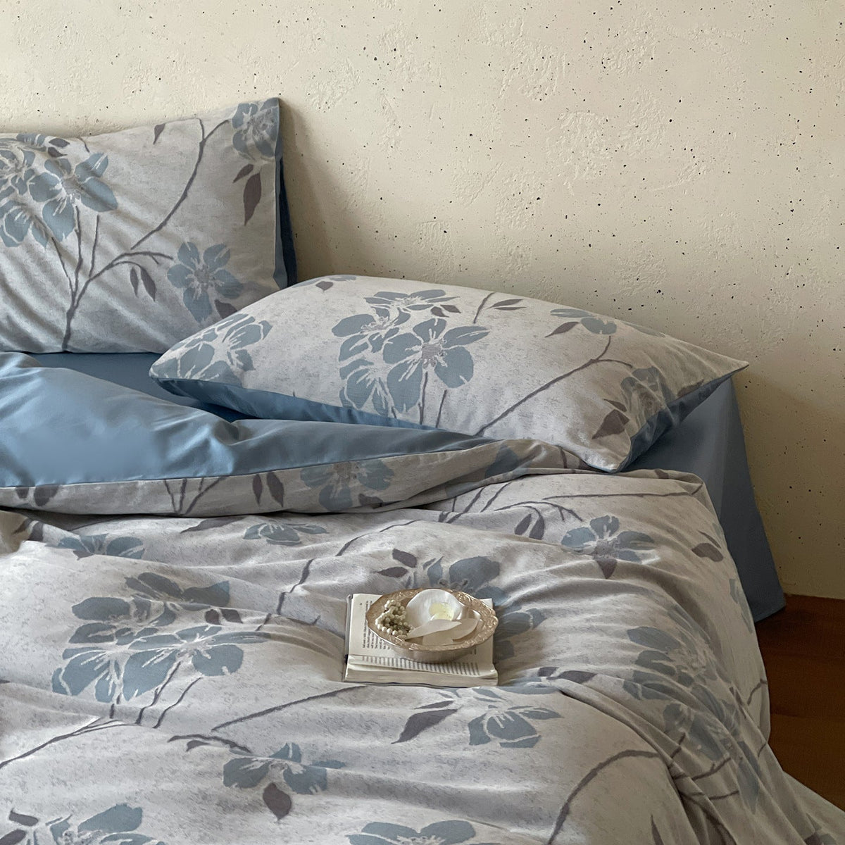 Bedding set made of cotton percale with large floral design and reversible cover — product view 4