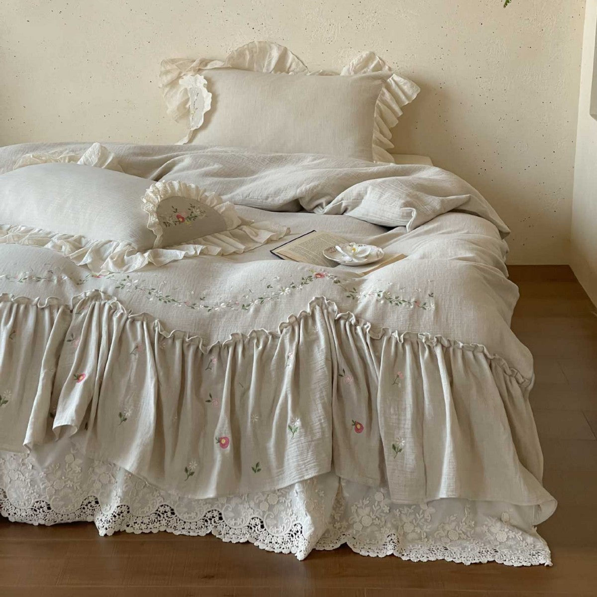 Linen bedspread in country house style with embroidered ruffle and lace edge — product view 4
