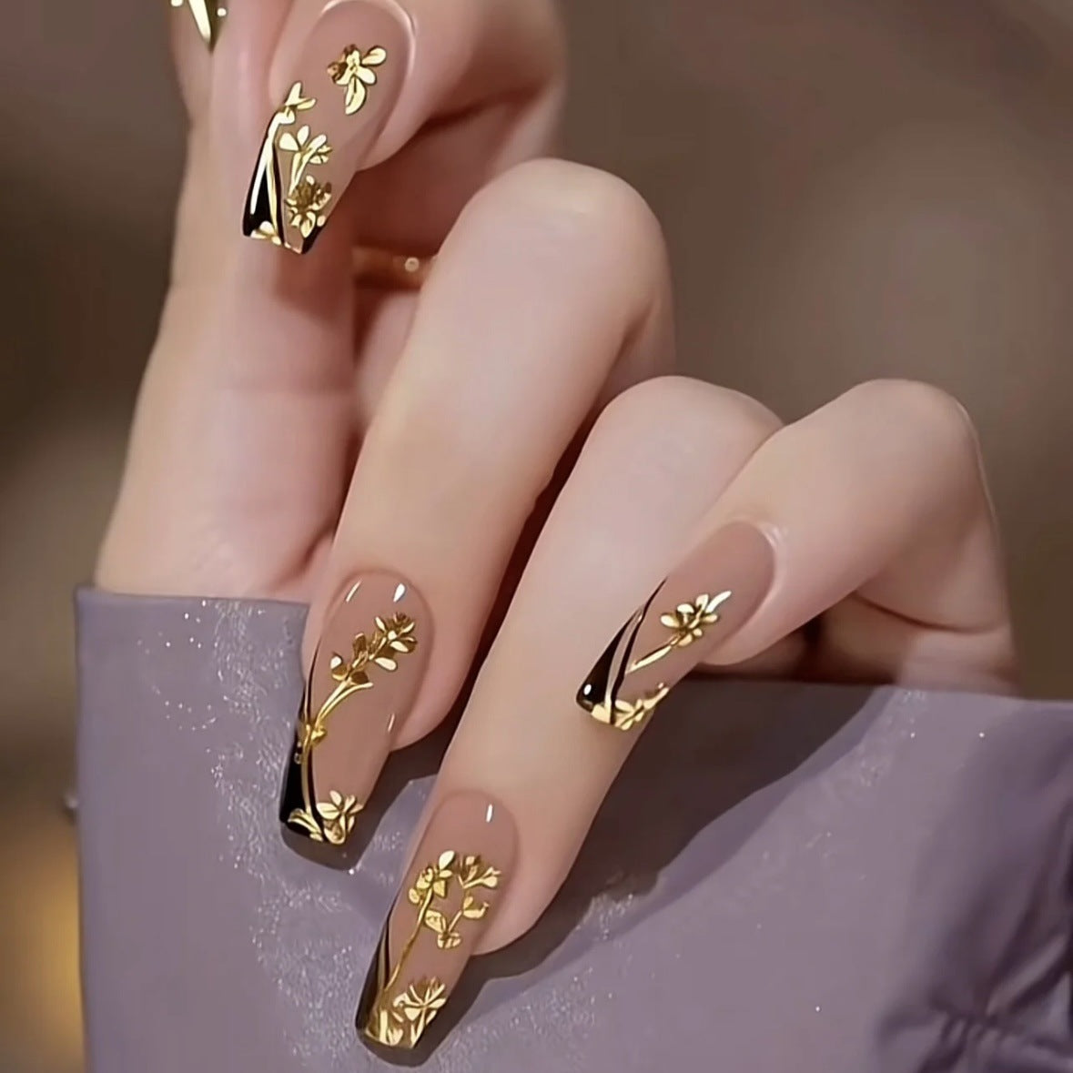 Elegant Press-On Nail Art Set with Glittering Metallic Accents — product view 1