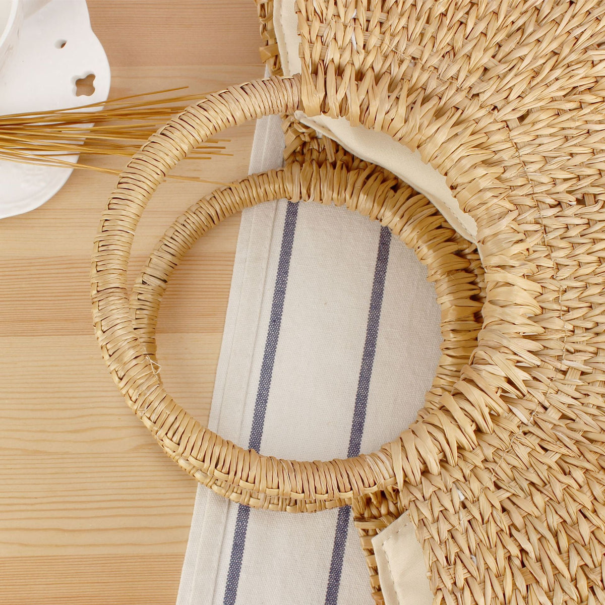 Braided bast shoulder bag with round wooden handles LoungeYard — product view 2