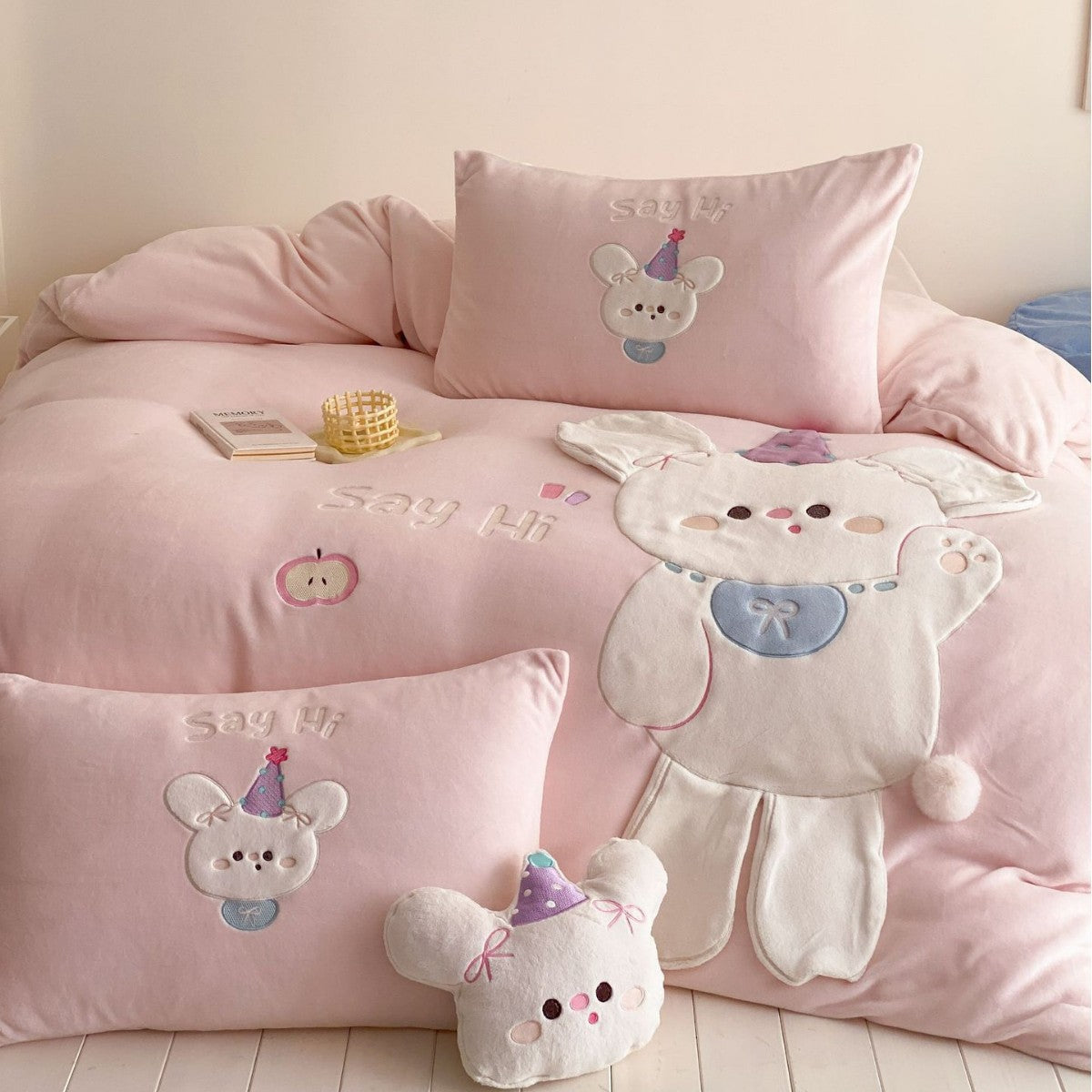 Children's bedding set with appliquéd cuddle bunny, quilted blanket and decorative pillows — product view 3