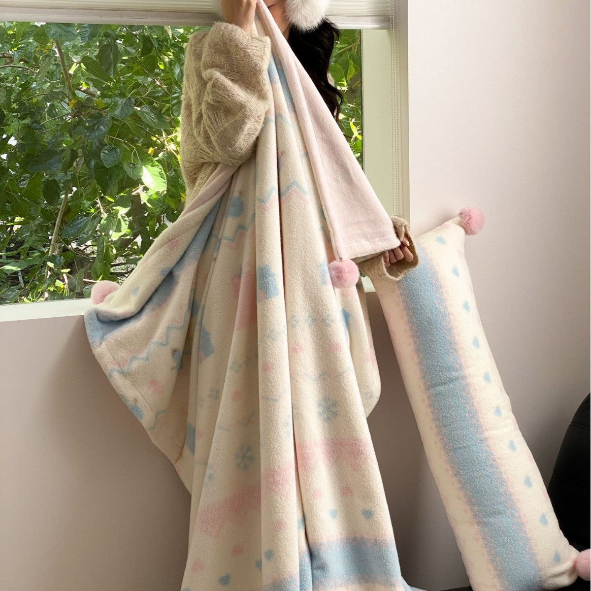 Soft blanket made of microfleece with pompom and Nordic bear pattern — product view 4
