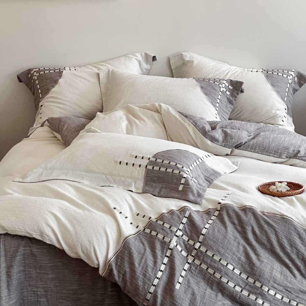 Reversible bedding set made of cotton-linen blend with embroidered check pattern — product view 5