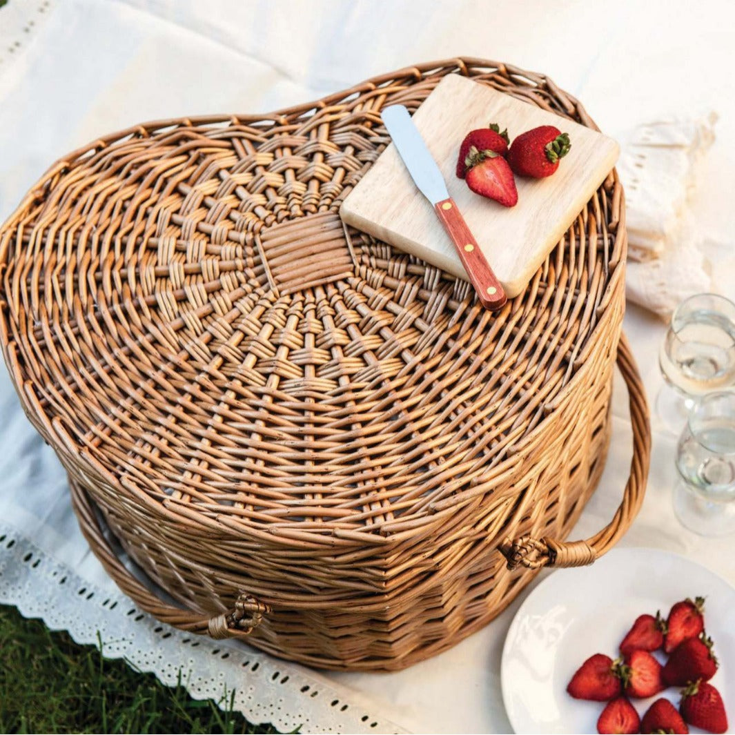Ladies picnic basket with integrated dish set and elegant inner lining LoungeYard — product view 2