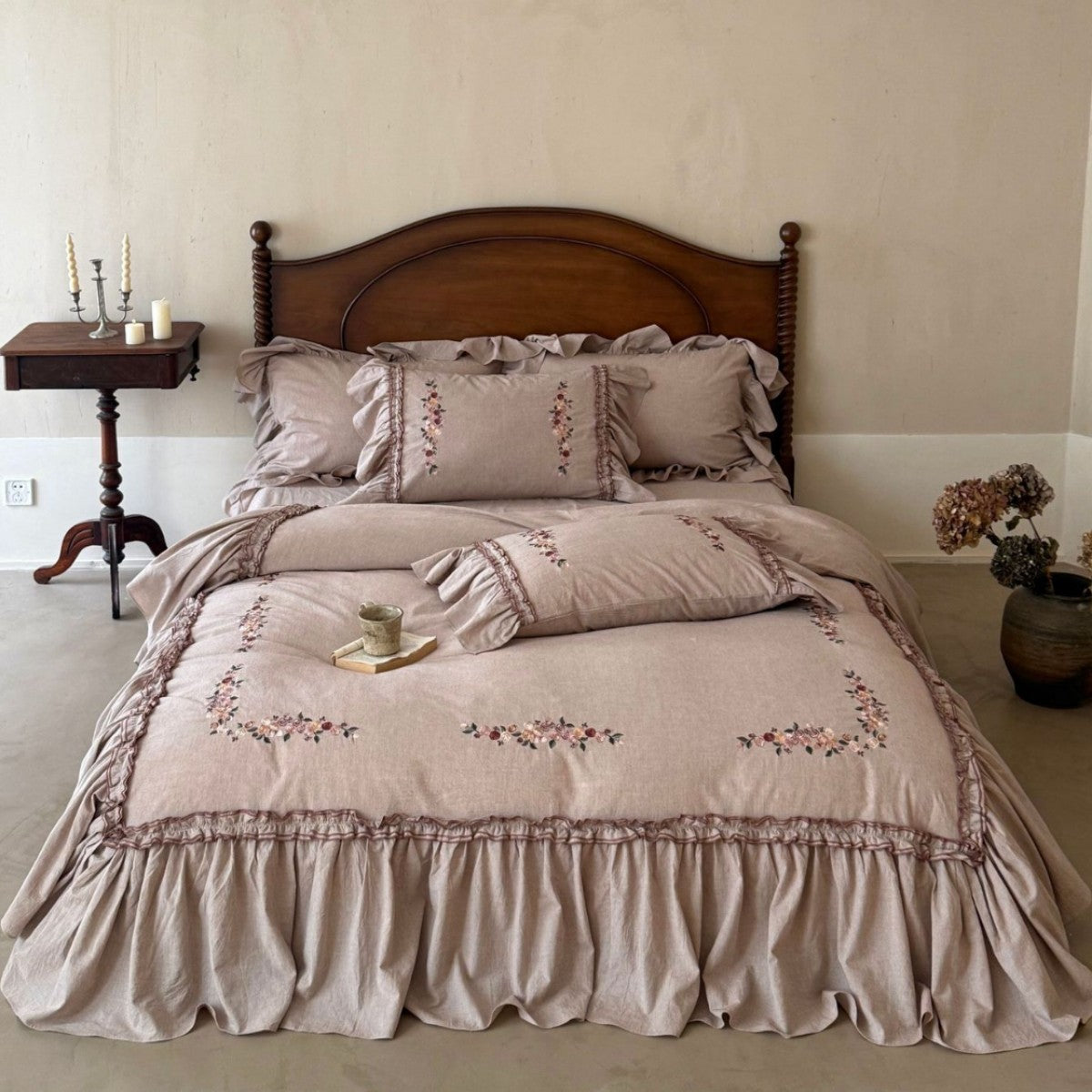 Romantic bedding set with ruffles and floral embroidery in linen look — product view 6