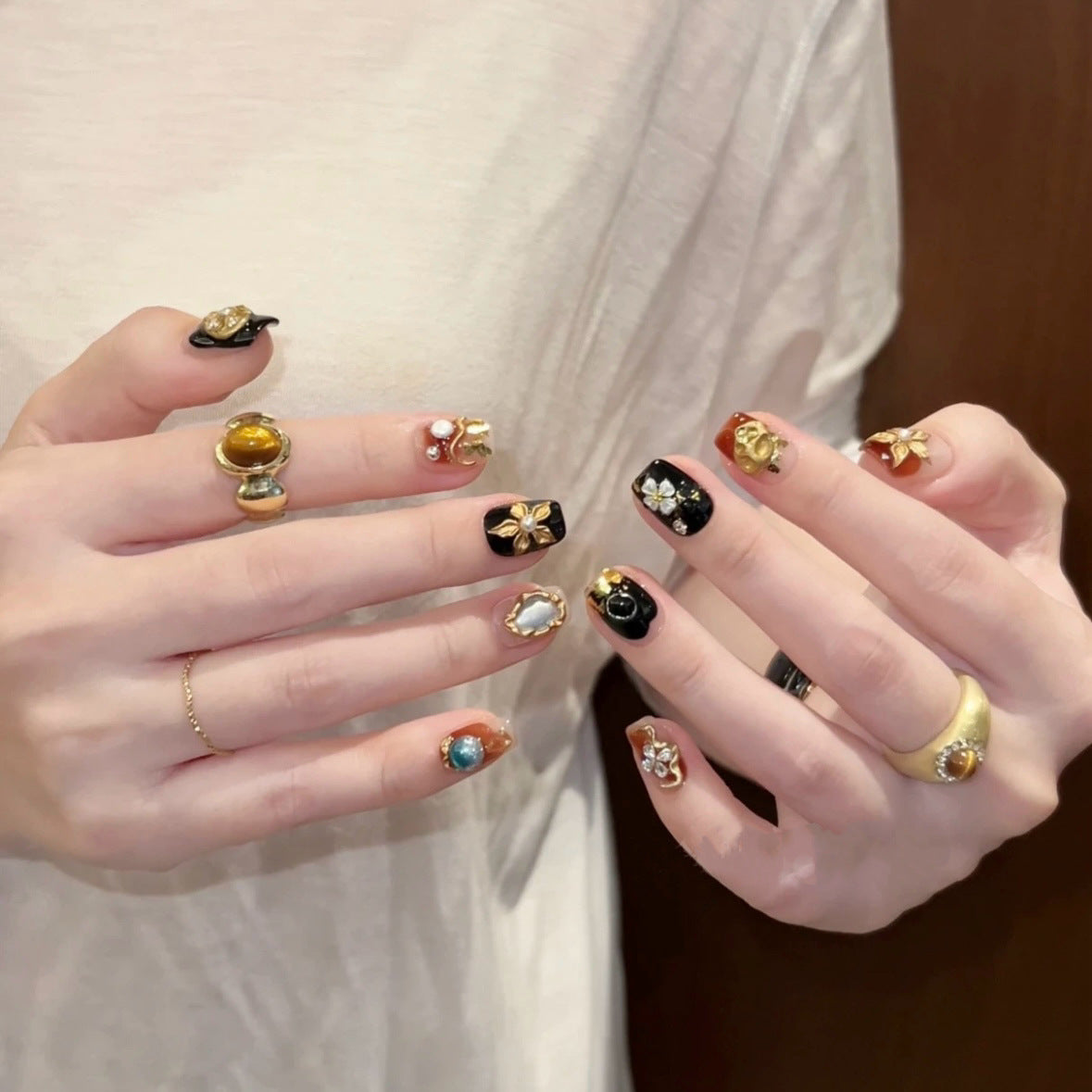 Artistic Elegant Press-On Nail Set — product view 1