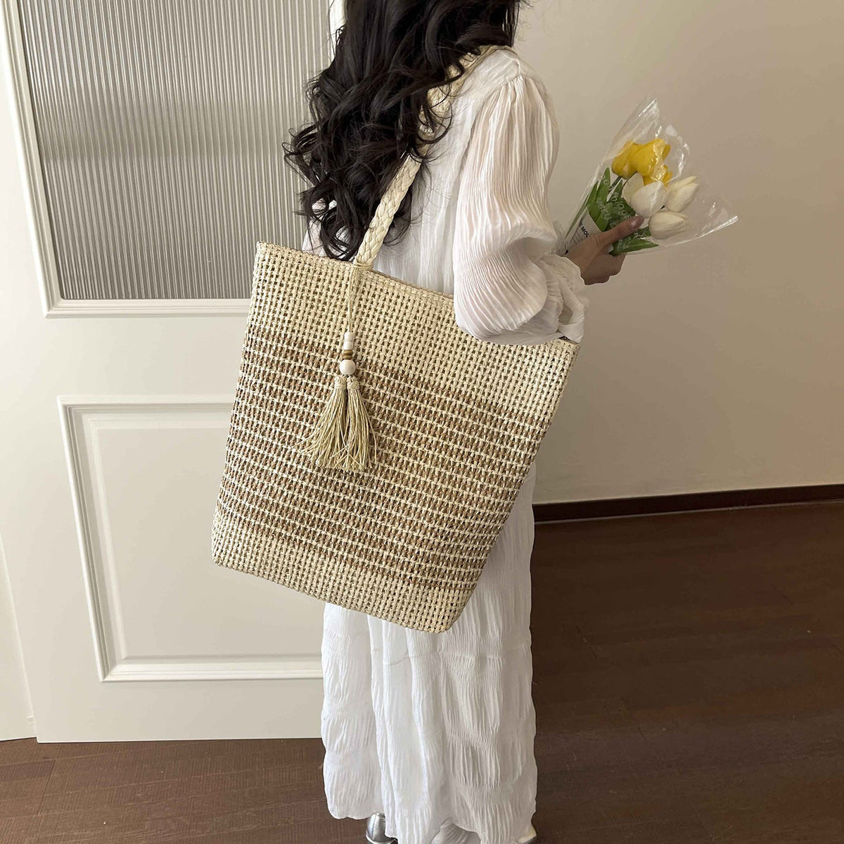 Elegant Woven Beach Bag LoungeYard — product view 4