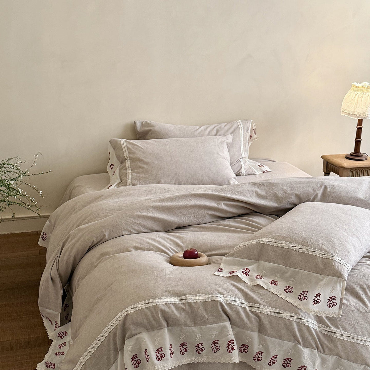 Linen bed linen set with embroidered lace borders — product view 3