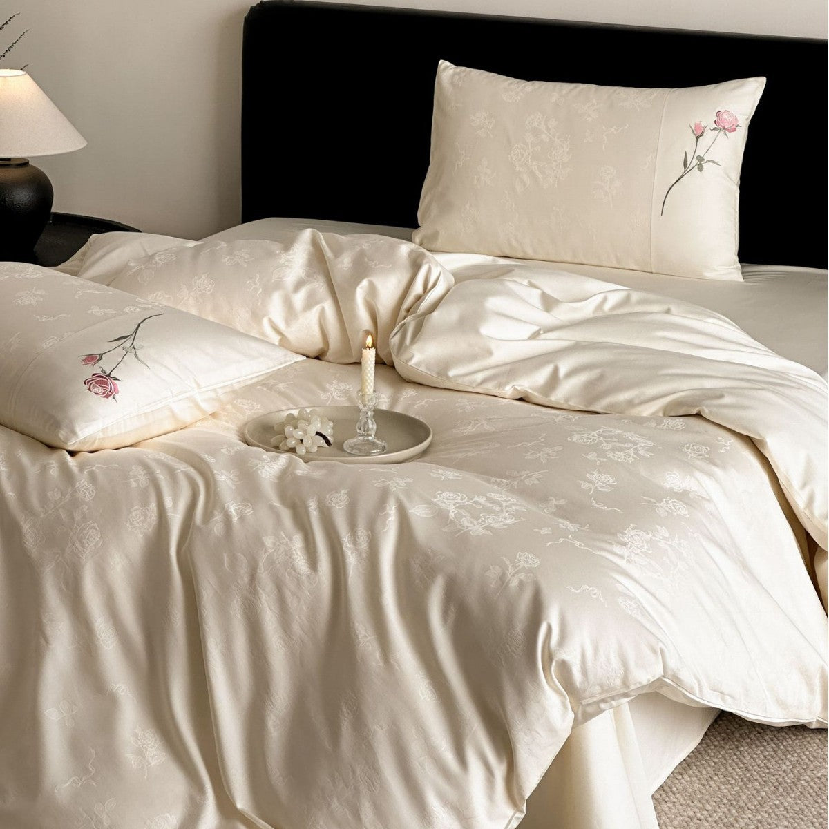 Premium-Jacquard-bed set with subtly embossed rose pattern and embroidered border — product view 5