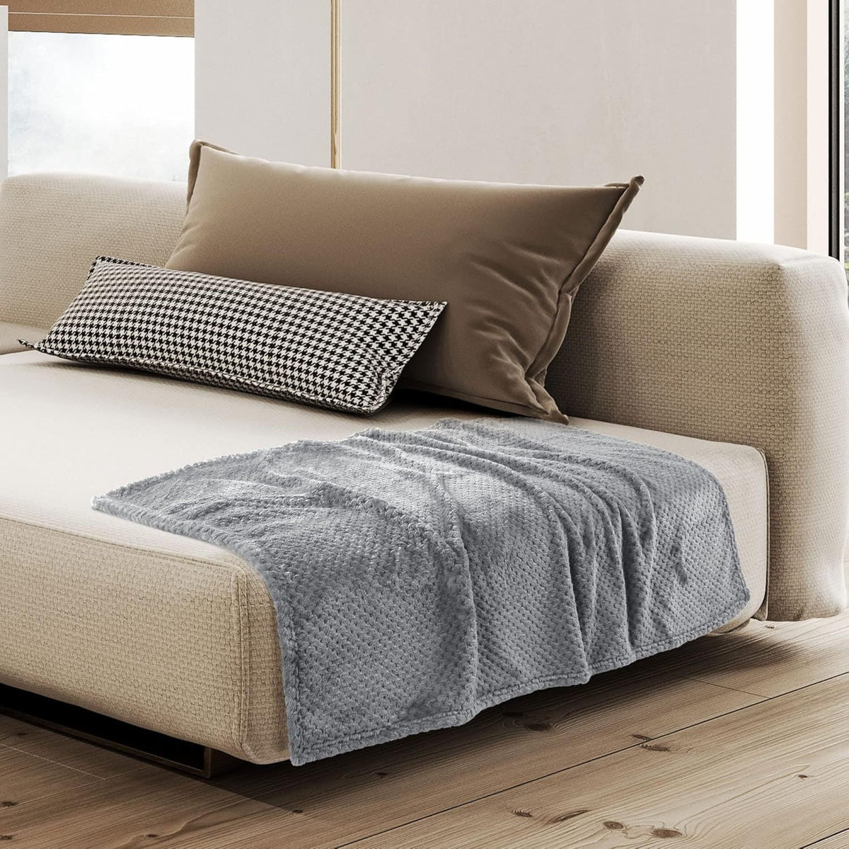 Ultra-Soft Plush Throw Blanket LoungeYard — product view 4