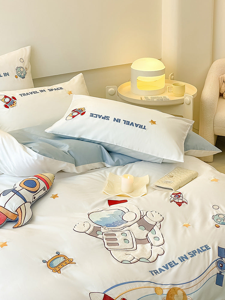 Children's bedding set made of soft cotton blend with embroidered astronaut and rocket motifs — product view 2