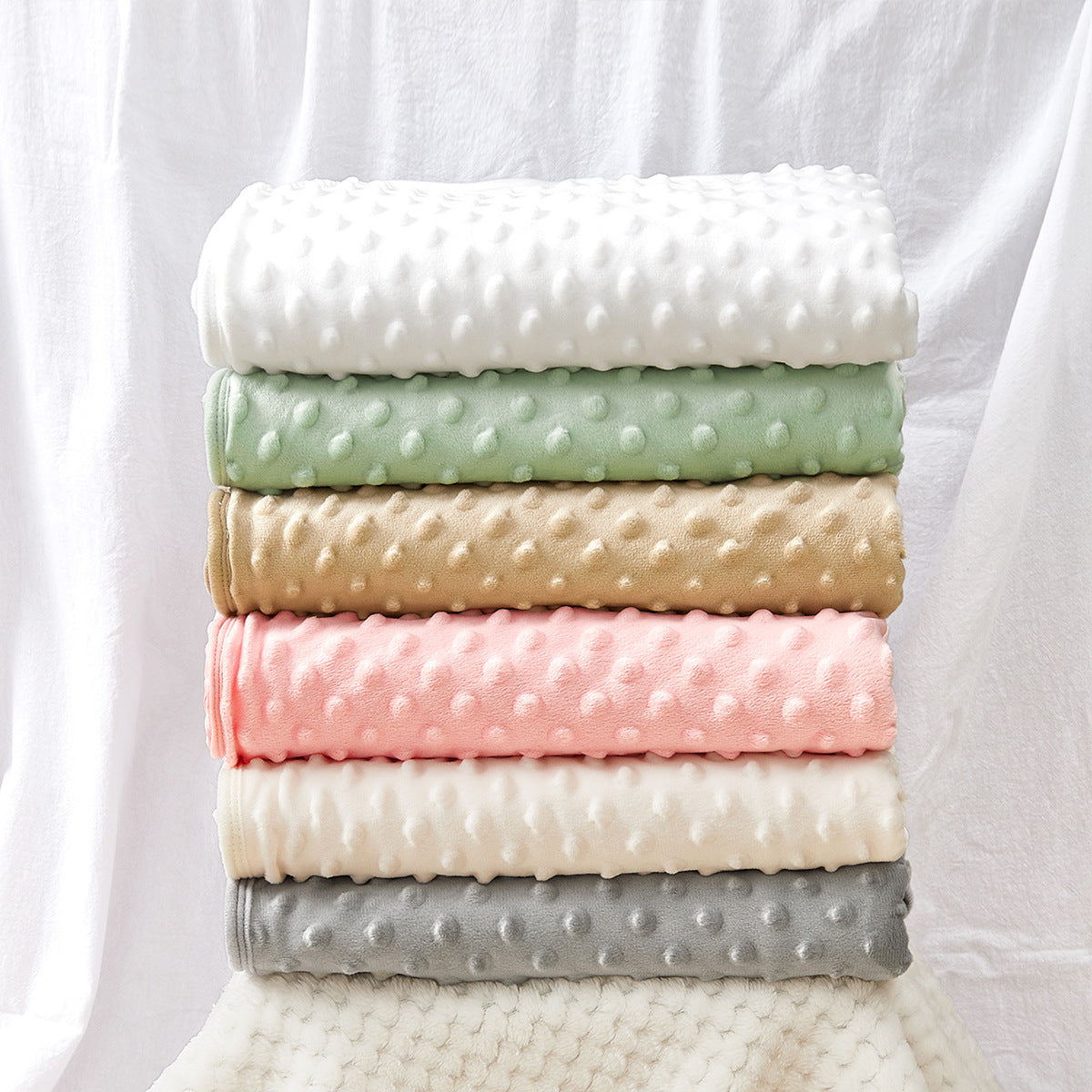 Ultra-Soft Cozy Dot Blanket LoungeYard — product view 1