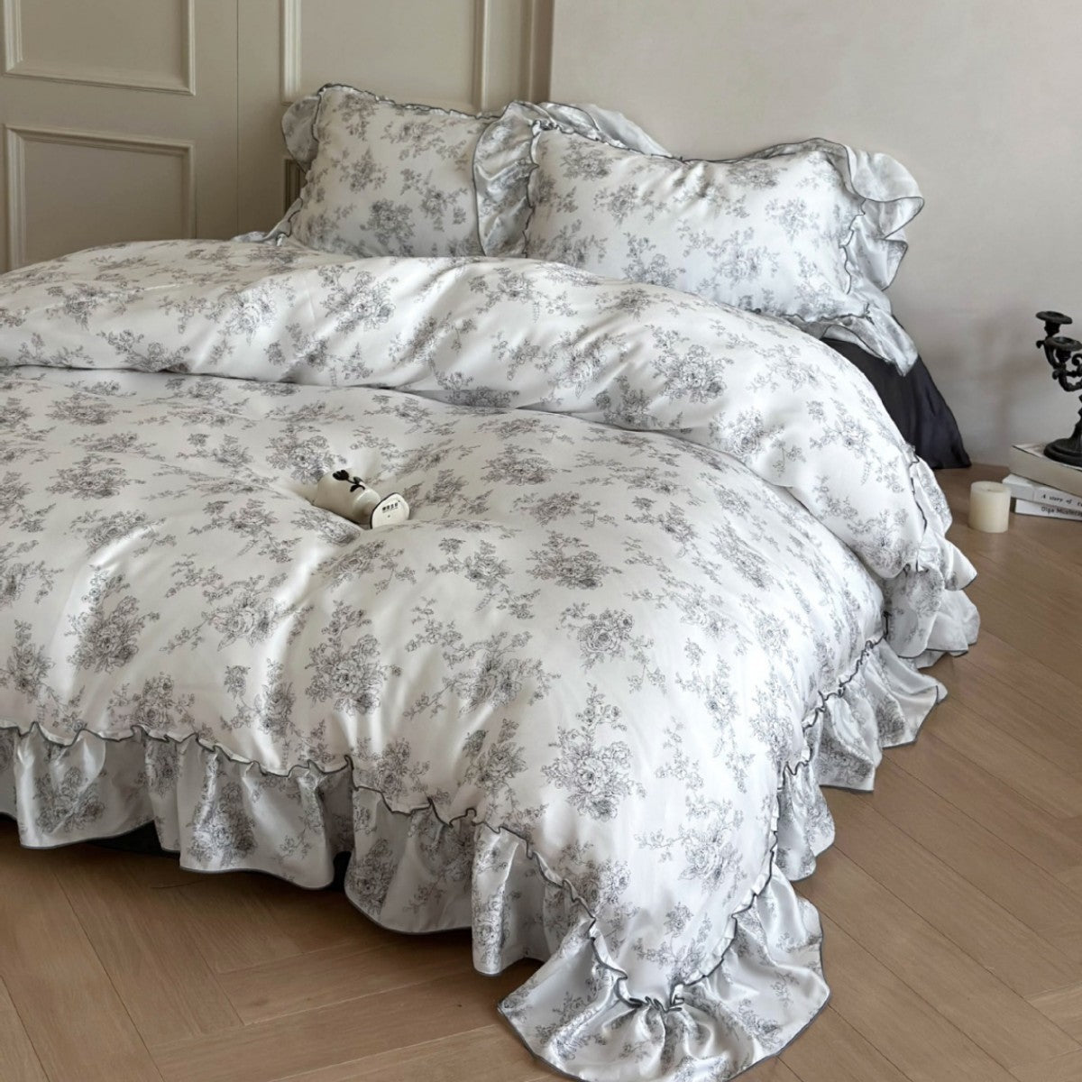 Elegant satin bedding set with ruffled edge and Toile-de-Jouy motif — product view 2