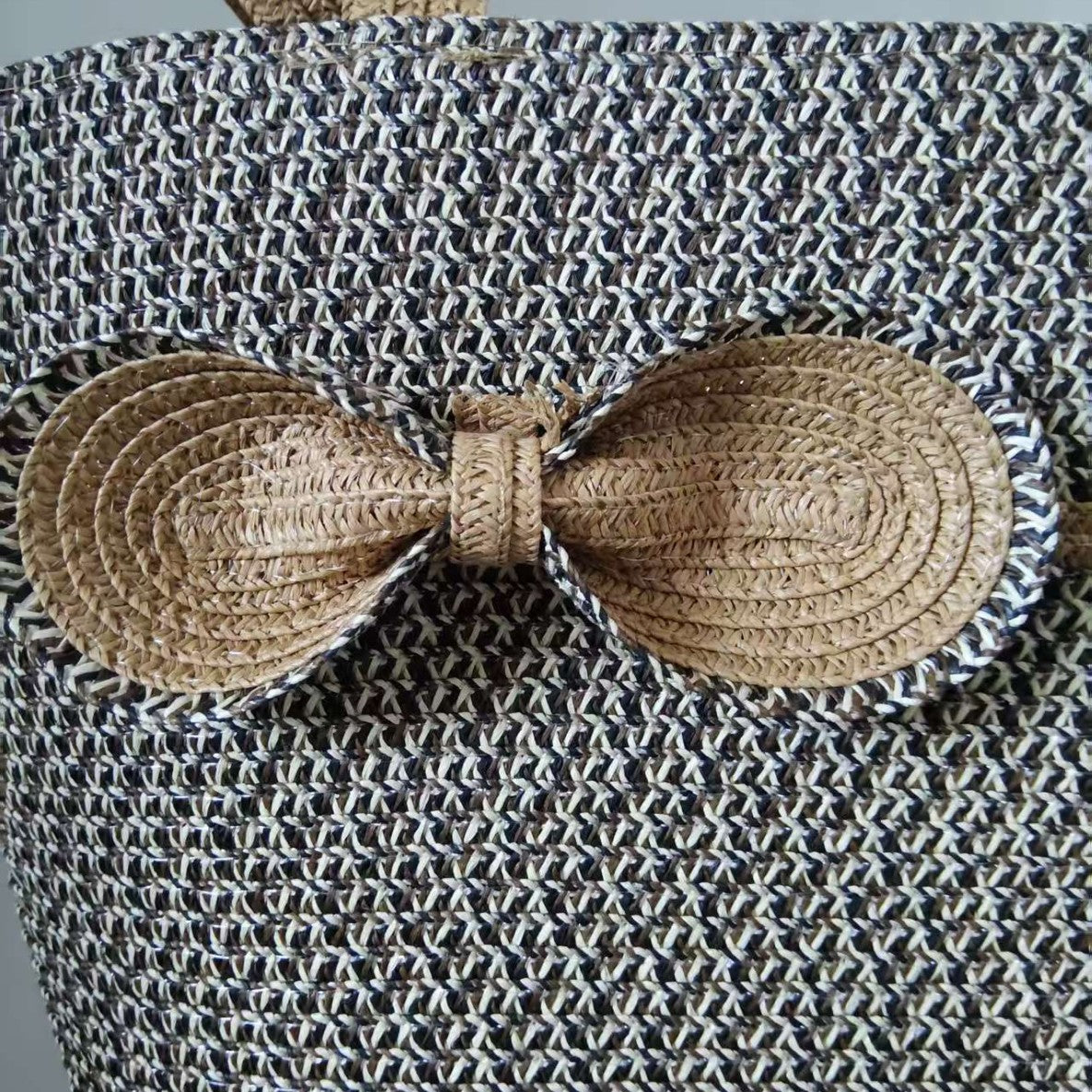 Elegant straw bag with decorative bow closure LoungeYard — product view 2