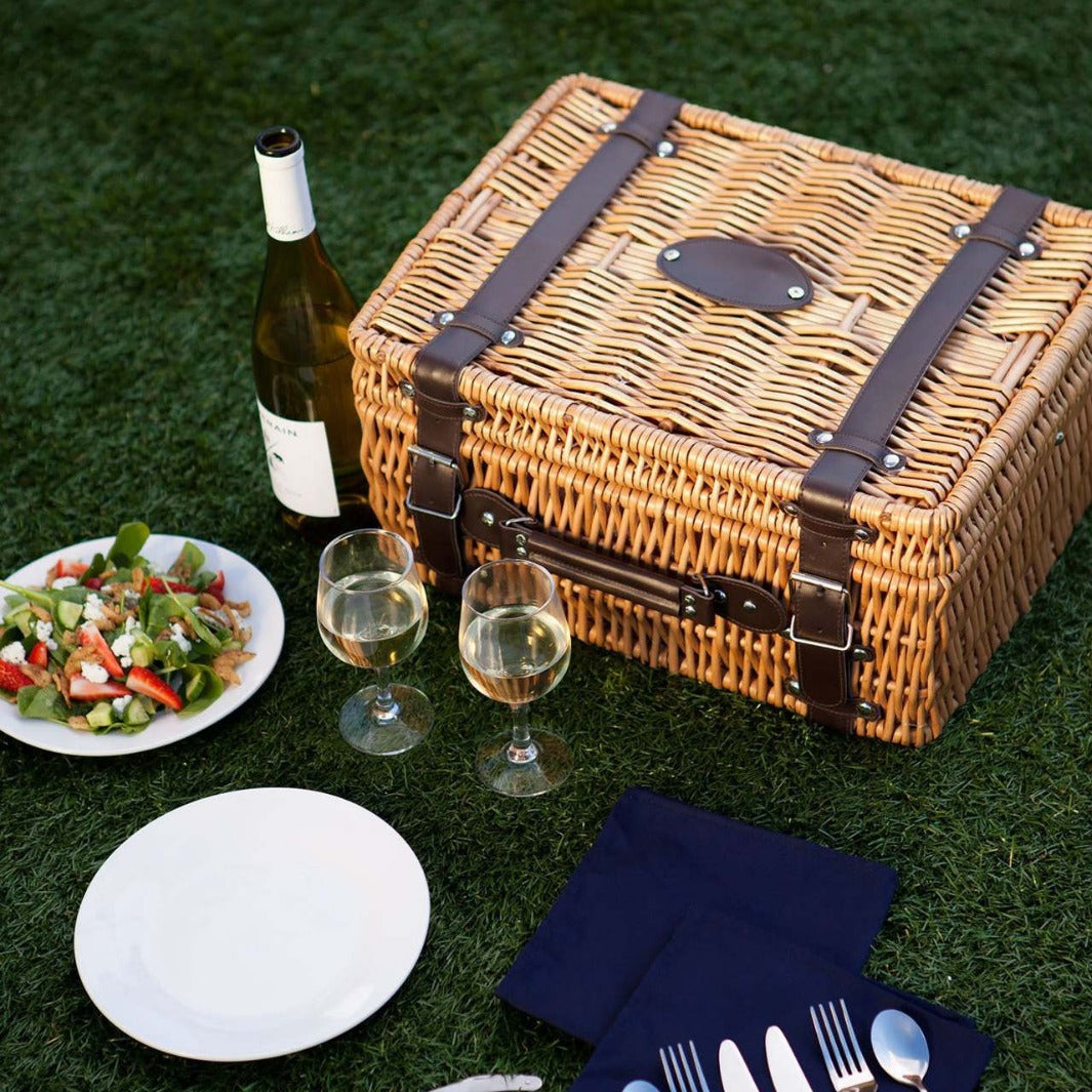 Women’s picnic basket with insulated inner compartment and high-quality dish set LoungeYard — product view 2