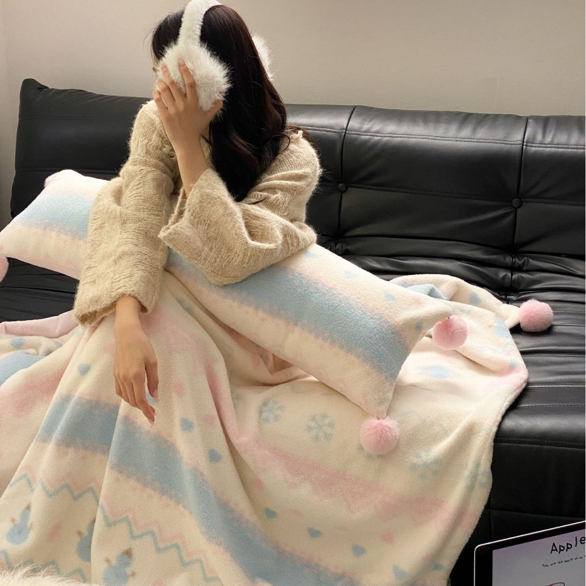 Soft blanket made of microfleece with pompom and Nordic bear pattern — product view 1
