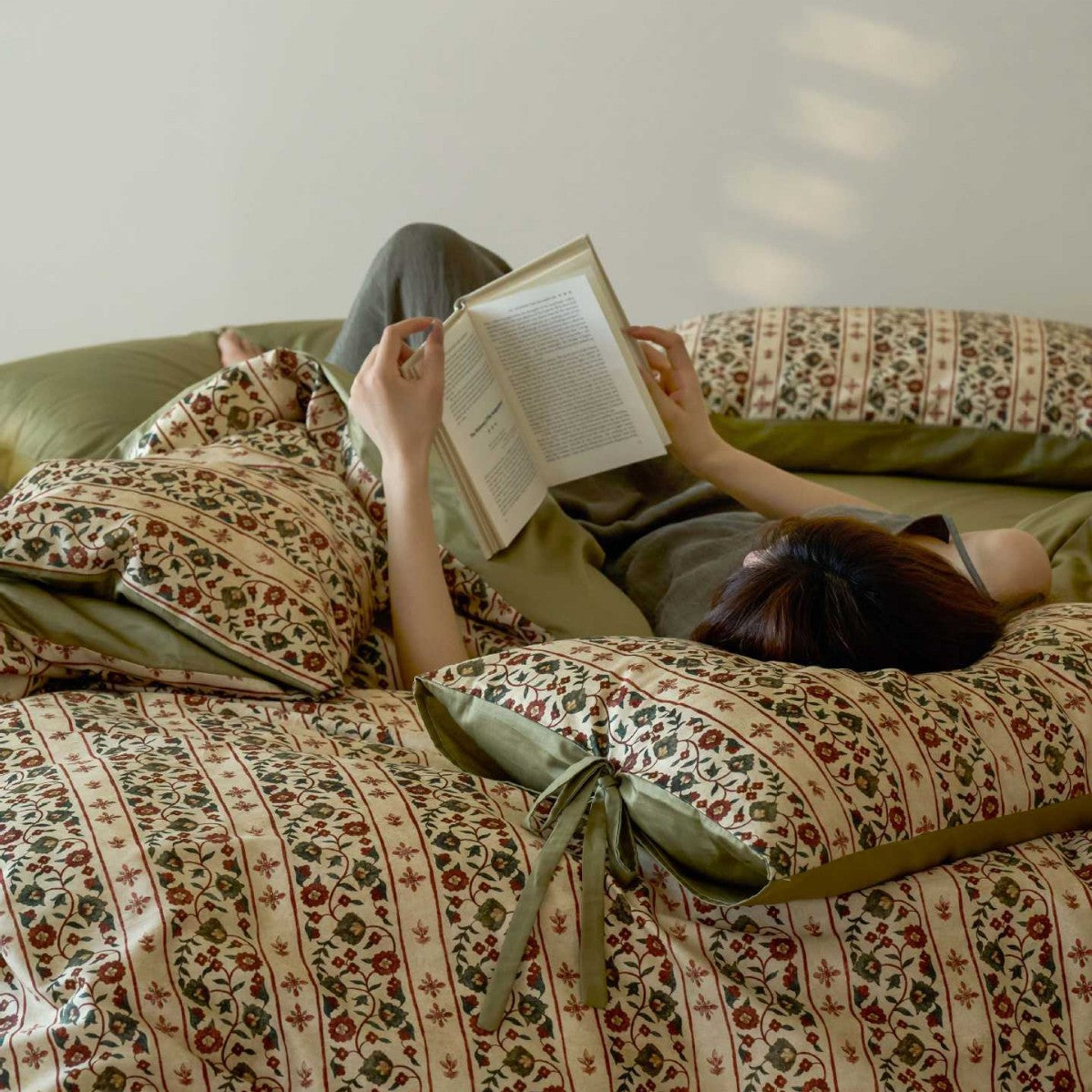 Luxurious bedding set made of jacquard satin with ruffles and floral pattern — product view 3