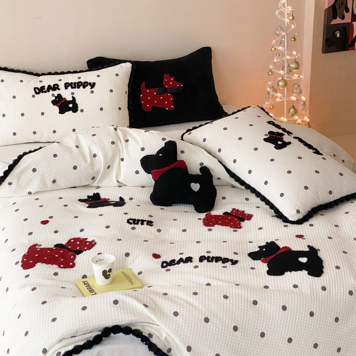 Quilted bedspread and pillow set with embroidered puppy motifs — product view 3