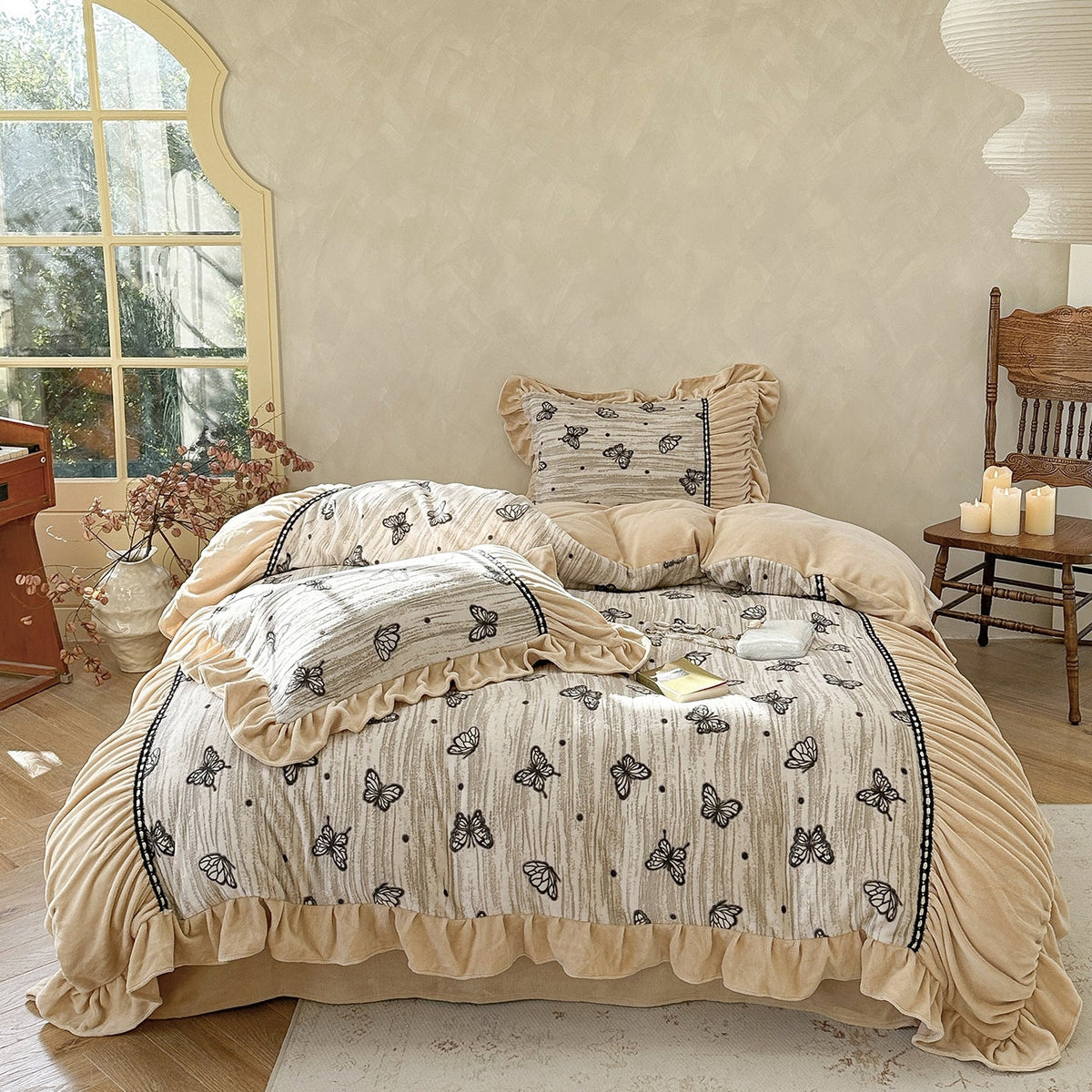 Quilted bedding set with butterfly design, ruffle and fleece finish — product view 6