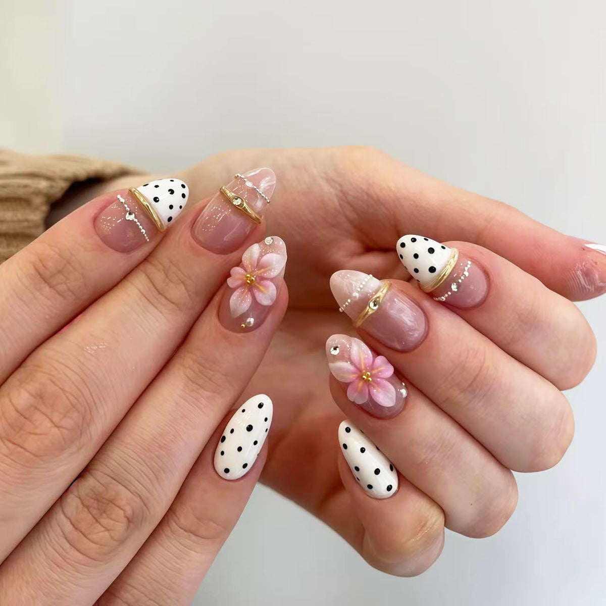 Creative Floral-Embellished Press-On Nails — product view 2