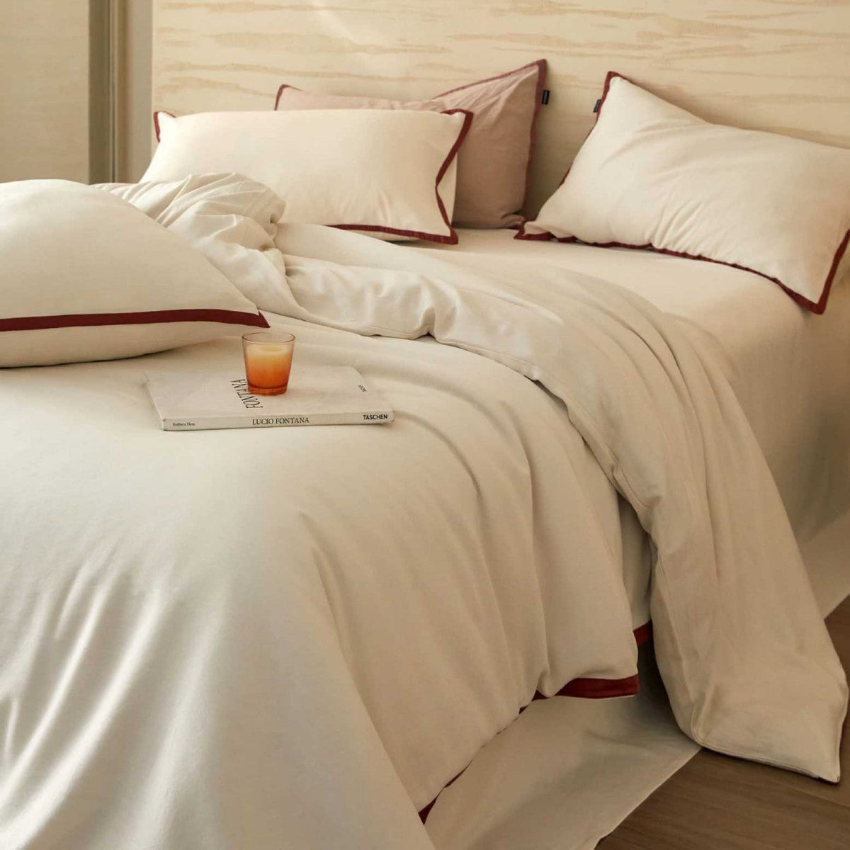 Stonewashed cotton bed linen set with contrasting piping and soft touch — product view 2