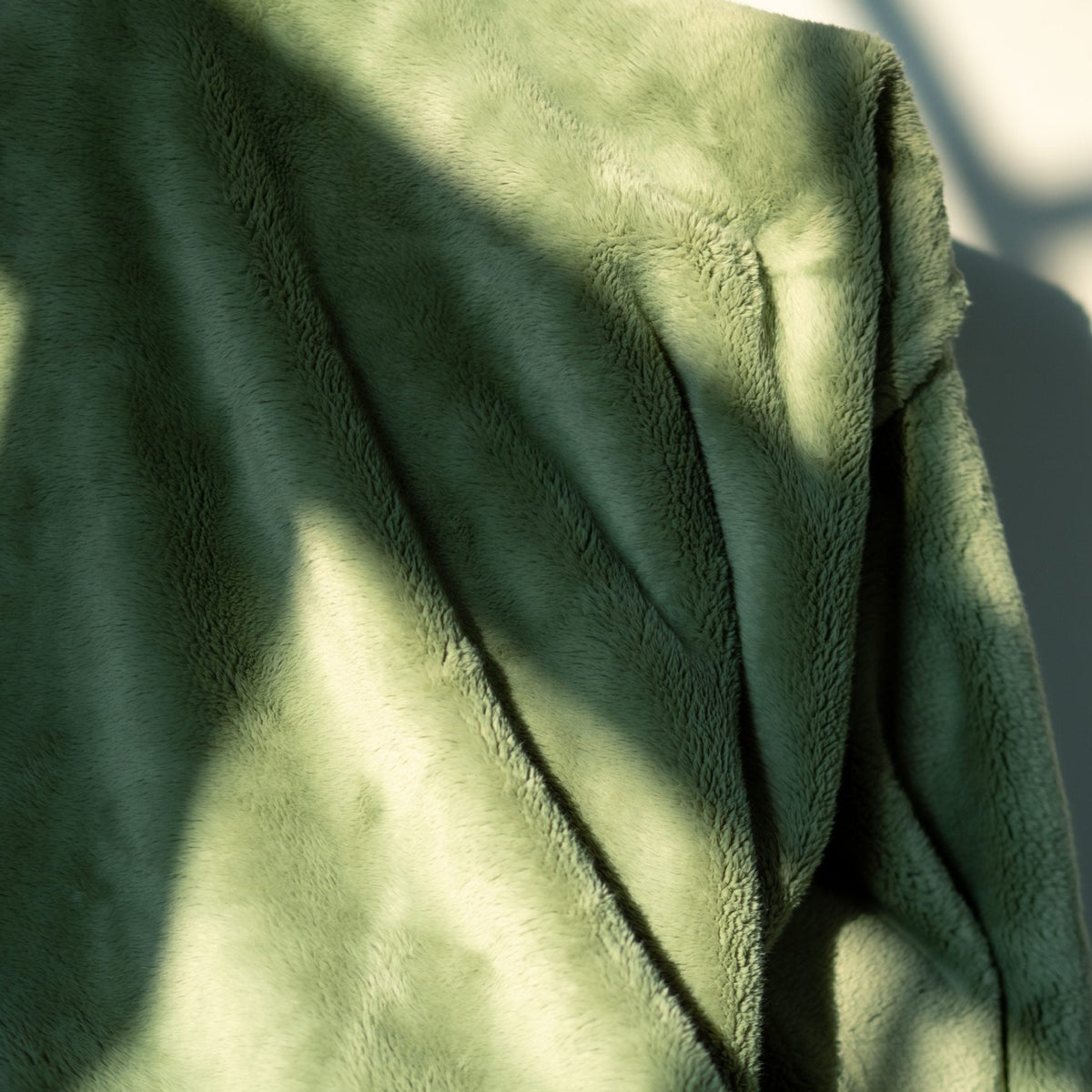 Soft Plush Throw Blanket LoungeYard — product view 2